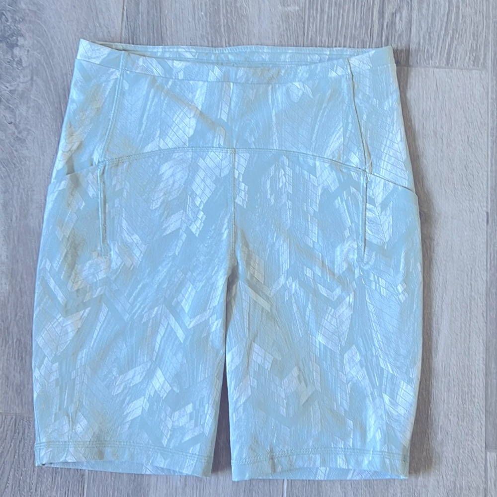 LULULEMON SWIFT SPEED HIGH-RISE SHORT 8"
Reverberate Chevron Jacquard Size 8